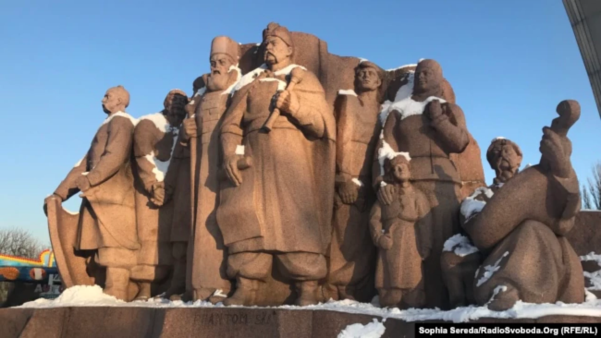У Києві демонтують скульптуру про «возз'єднання України і Росії». Фото