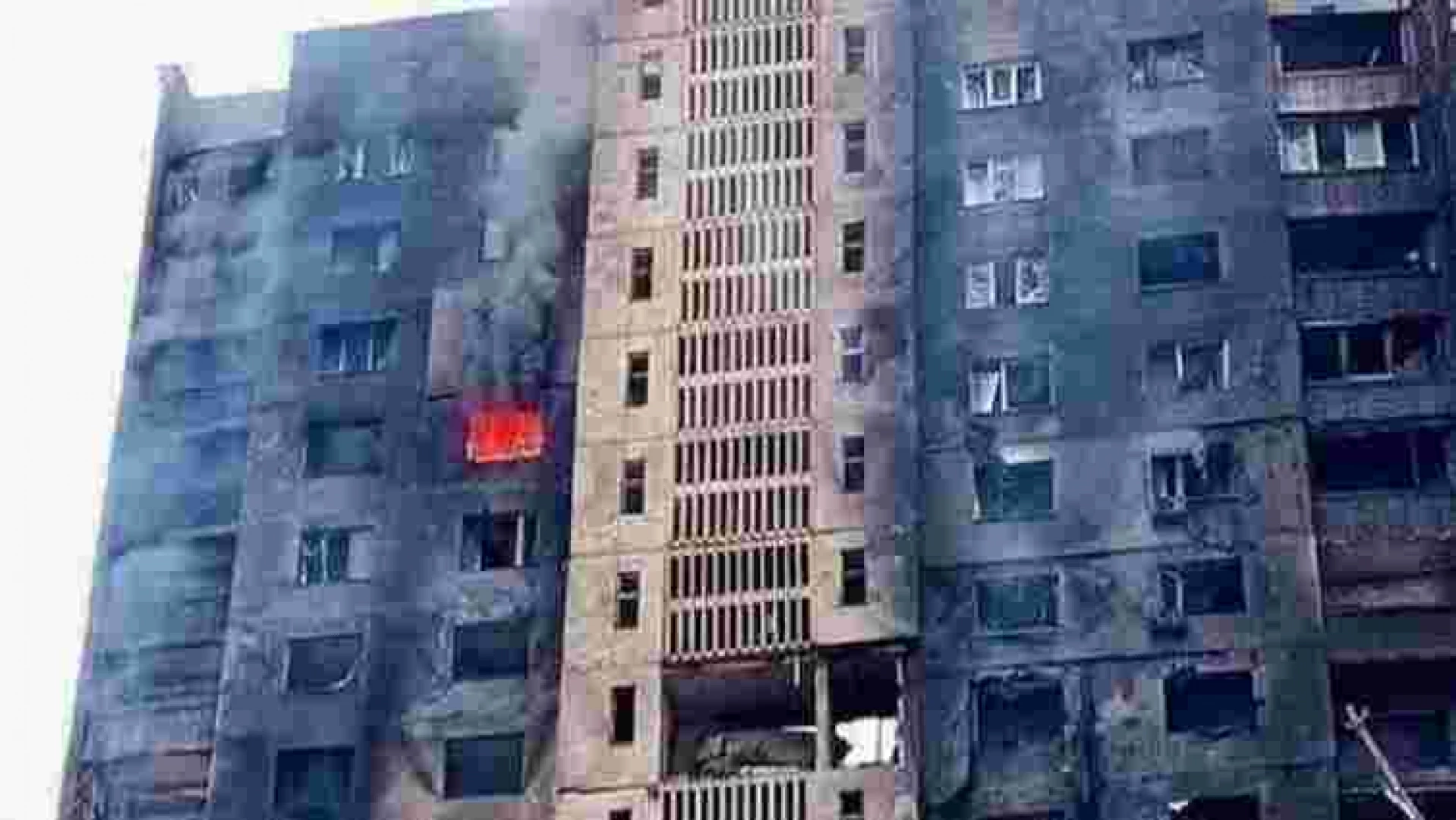 Рашисти обстріляли Харків: горіли будинки і автомобілі