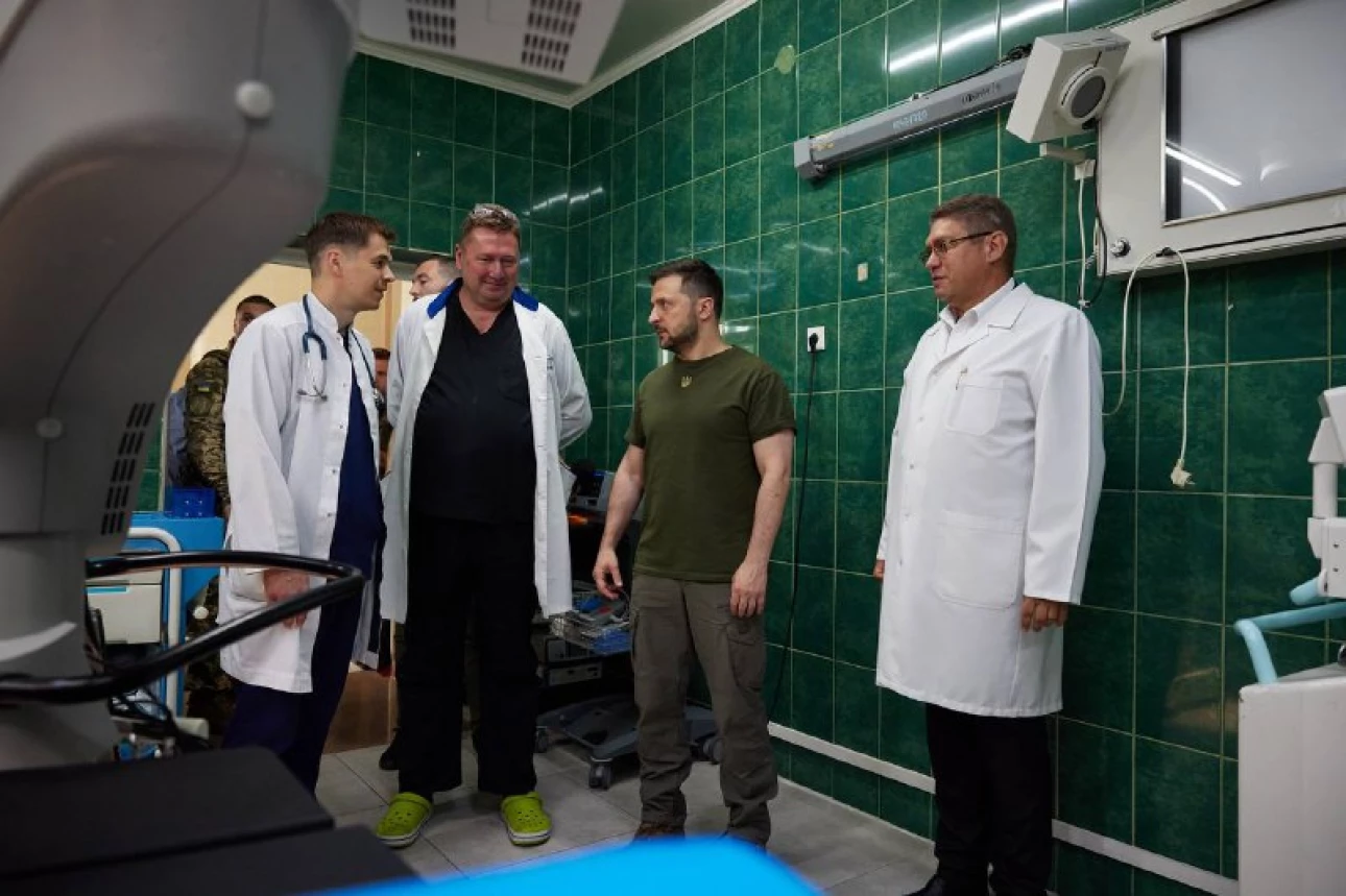 Володимир Зеленський відвідав лікарню Миколаєва і вручив медикам нагороди. Фото