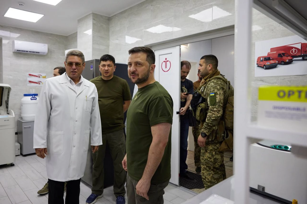 Володимир Зеленський відвідав лікарню Миколаєва і вручив медикам нагороди. Фото