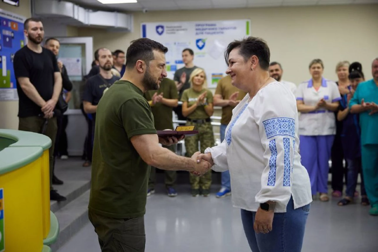 Володимир Зеленський відвідав лікарню Миколаєва і вручив медикам нагороди. Фото
