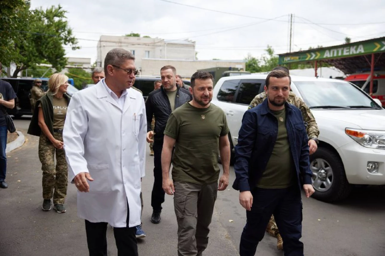 Володимир Зеленський відвідав лікарню Миколаєва і вручив медикам нагороди. Фото