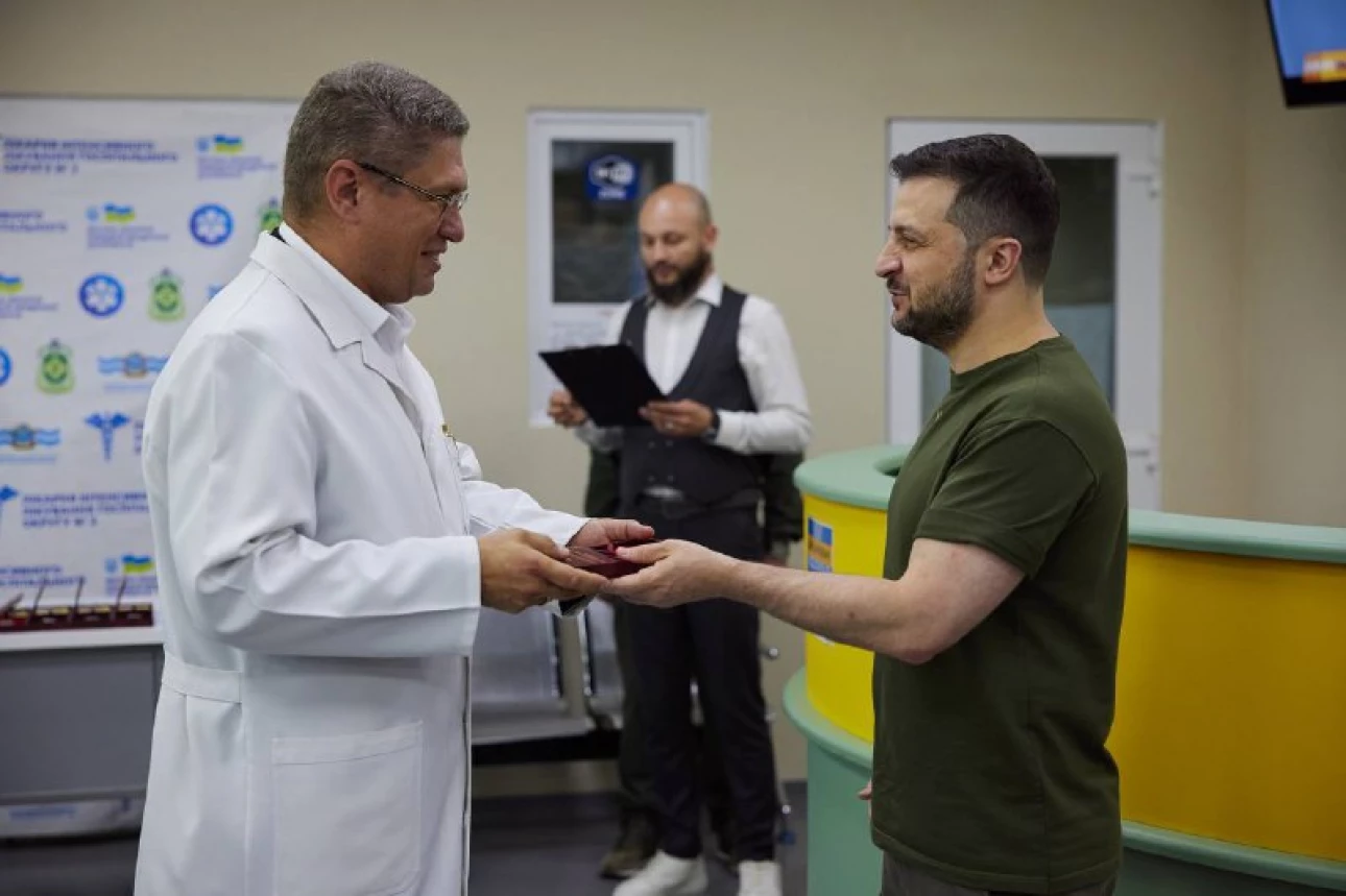 Володимир Зеленський відвідав лікарню Миколаєва і вручив медикам нагороди. Фото