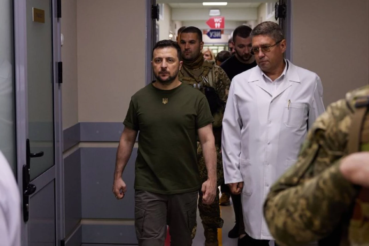Володимир Зеленський відвідав лікарню Миколаєва і вручив медикам нагороди. Фото