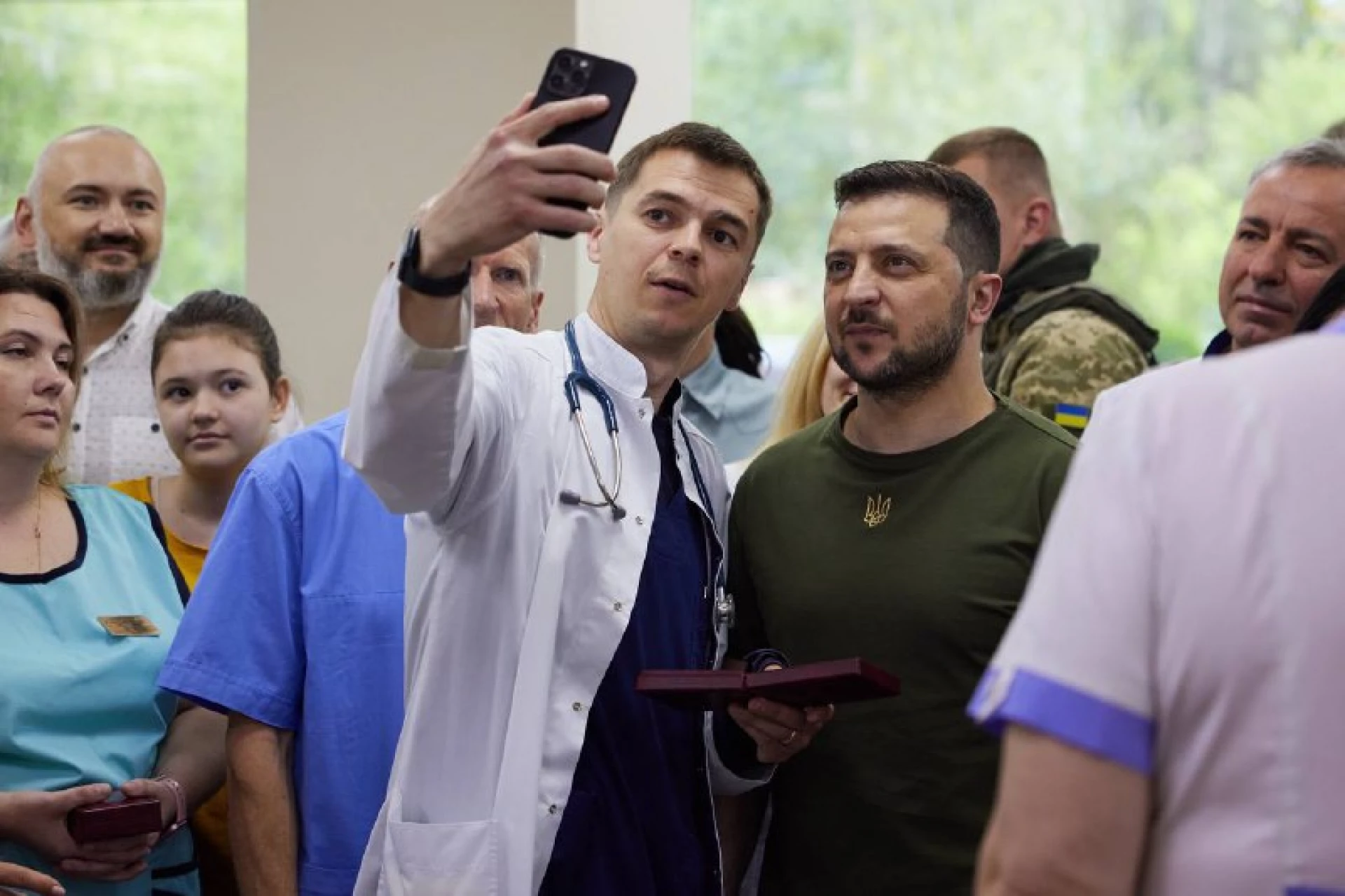 Володимир Зеленський відвідав лікарню Миколаєва і вручив медикам нагороди. Фото