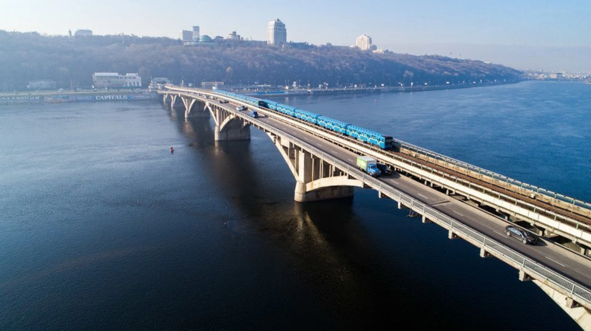 У Києві відновили рух транспорту по мостах Метро і Патона