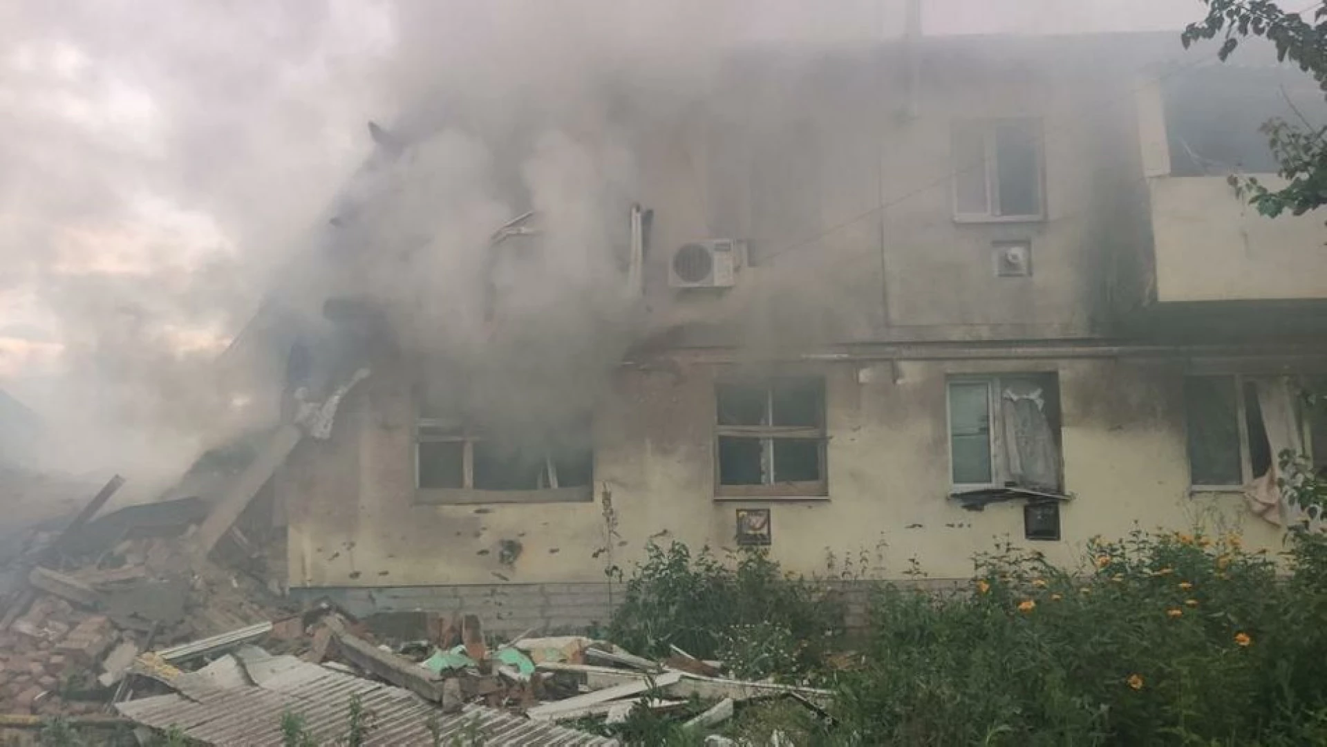 Російська ракета влучила у багатоквартирний будинок на Харківщині
