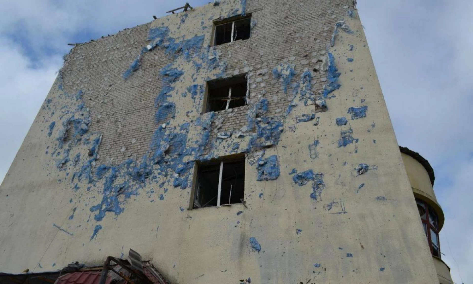 Російська ракета влучила у багатоповерхівку в Миколаєві: є загиблі