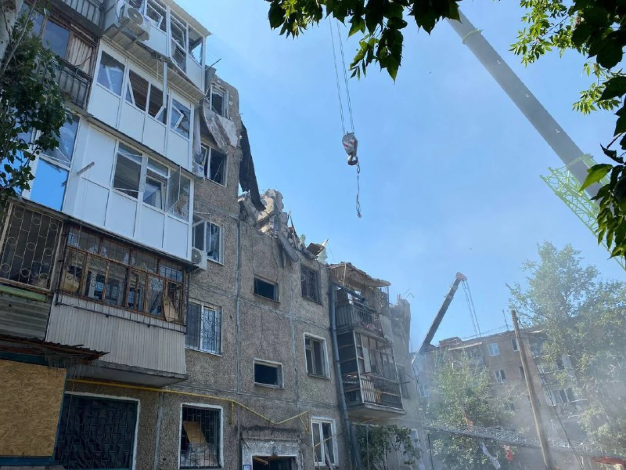 По Миколаєві випустили десяток ракет: вже 4 загиблих, завали розбирають