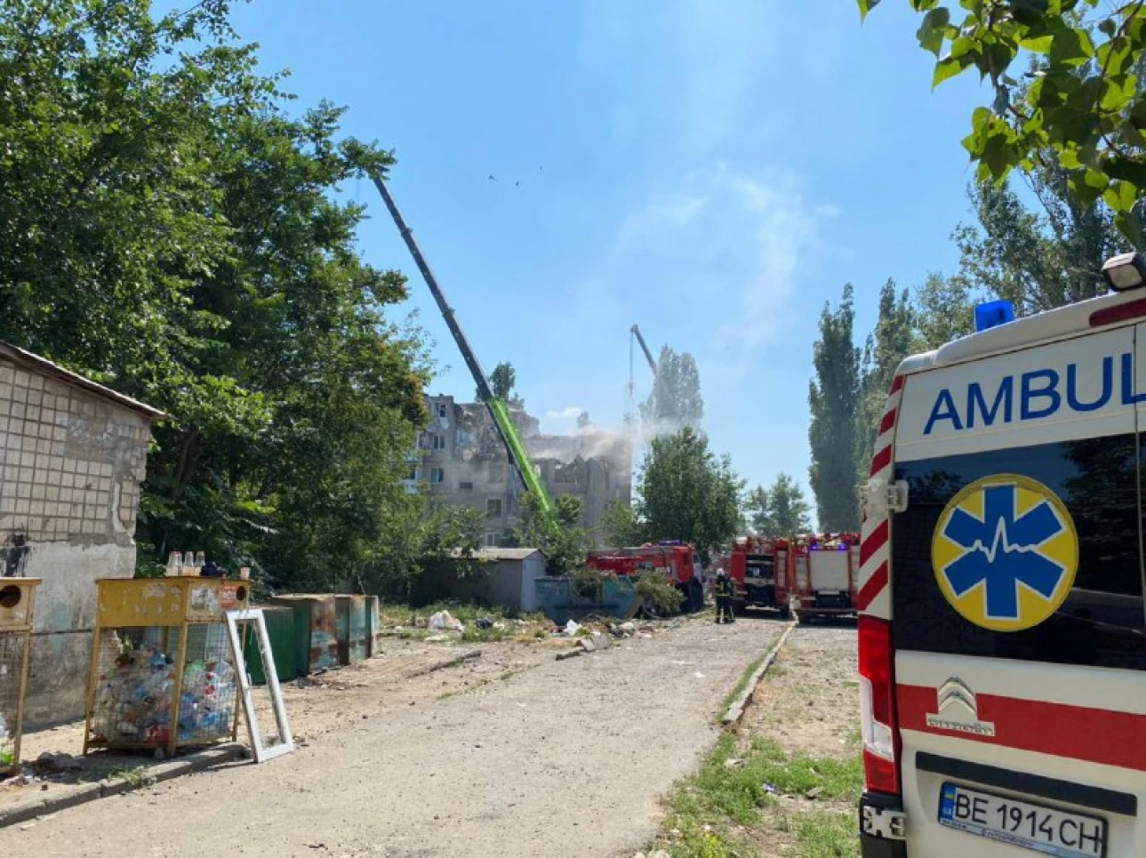 По Миколаєві випустили десяток ракет: вже 4 загиблих, завали розбирають