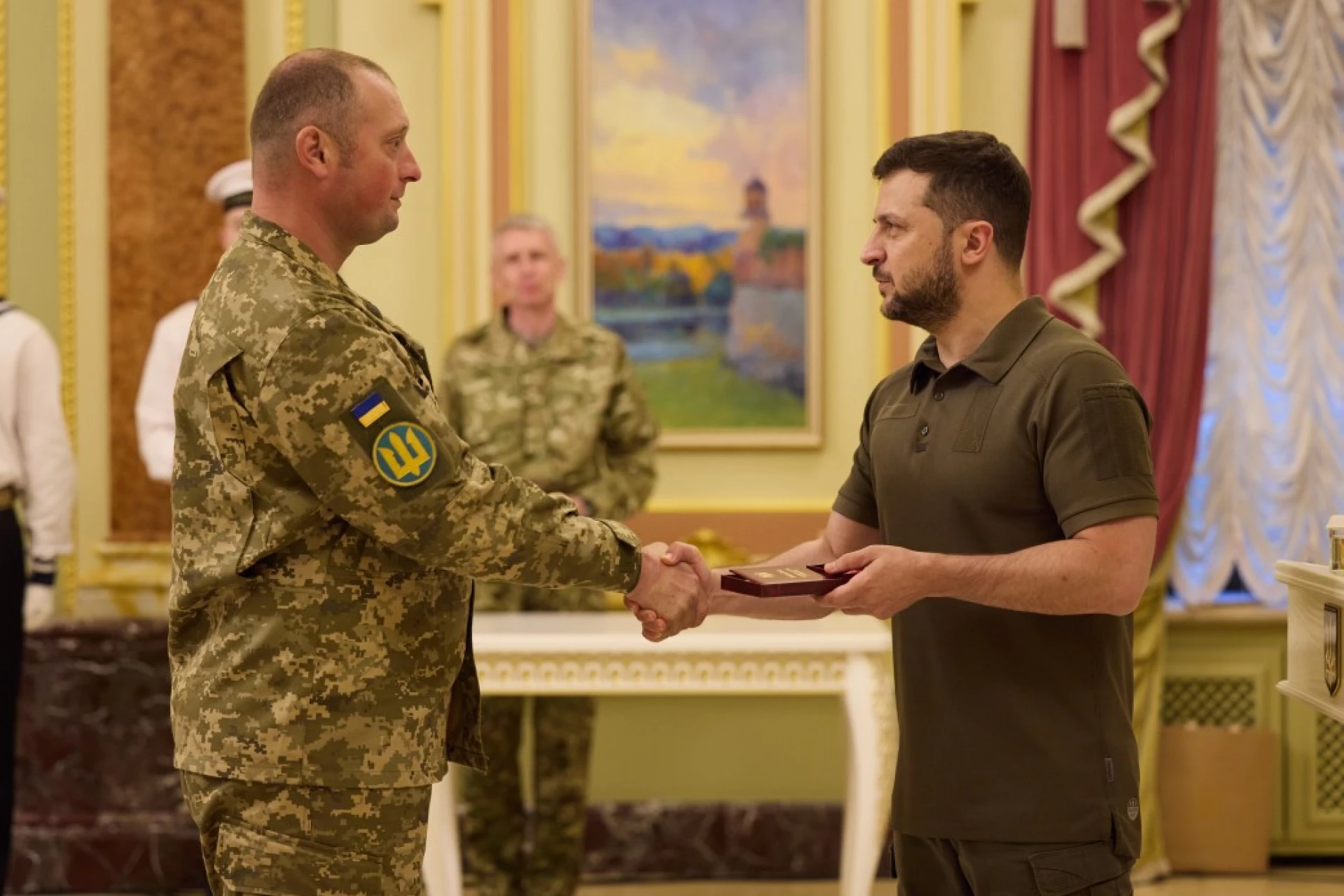 Президент вручив захисникам України ордени «Золота Зірка» та інші державні нагороди. Фото