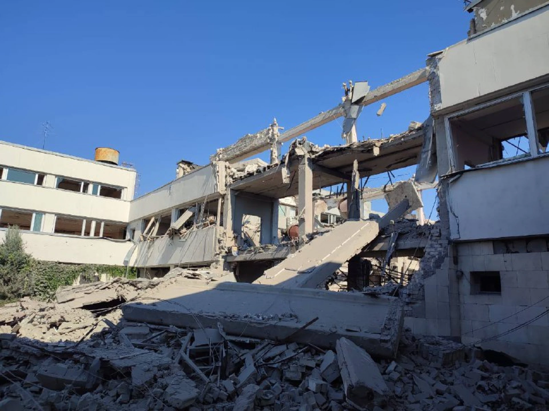 Росіяни ракетами зруйнували ВНЗ у Харкові, горіло поле пшениці
