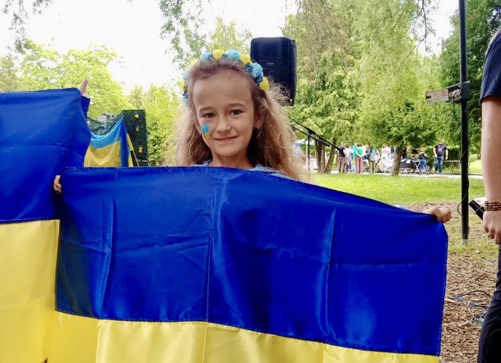 Мріє про «Джавелін» та збирає на третю машину для військових: історія про 7-річну дівчинку-волонтерку