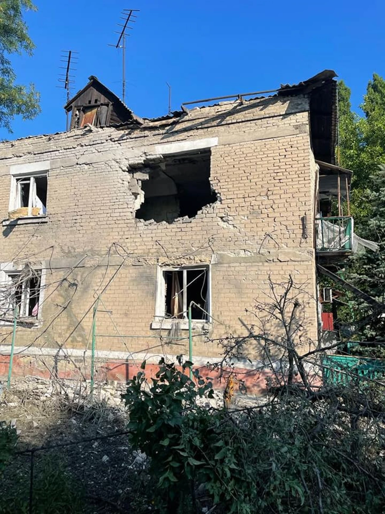 В Бахмуті окупанти поцілили у готель: є загиблі. Фото з Донеччини