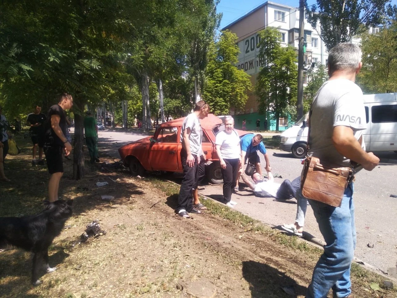 У Запоріжжі сталася страшна ДТП: водій на швидкості зніс автівки, є загиблий та постраждалі - ЗМІ. Фото