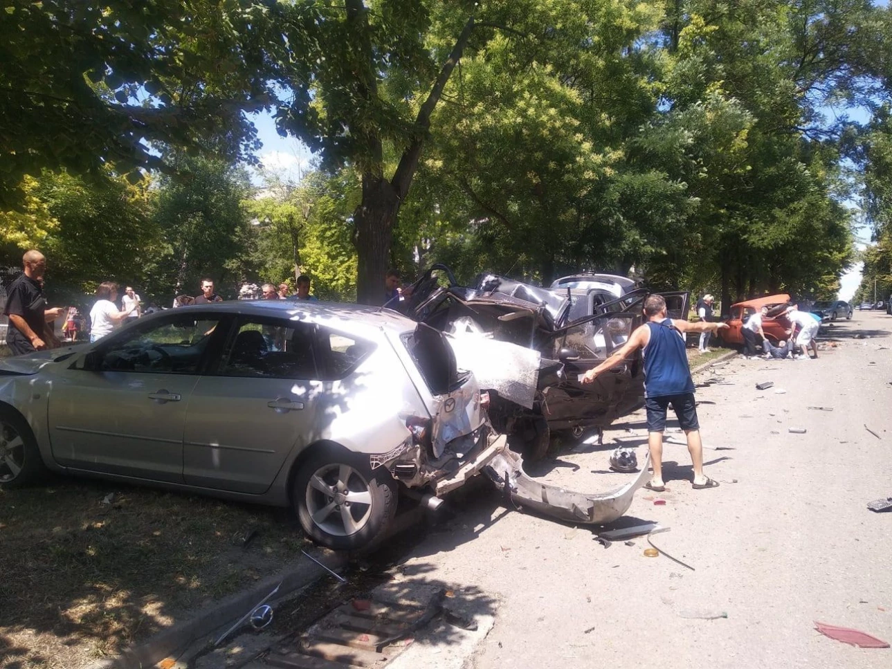 У Запоріжжі сталася страшна ДТП: водій на швидкості зніс автівки, є загиблий та постраждалі - ЗМІ. Фото