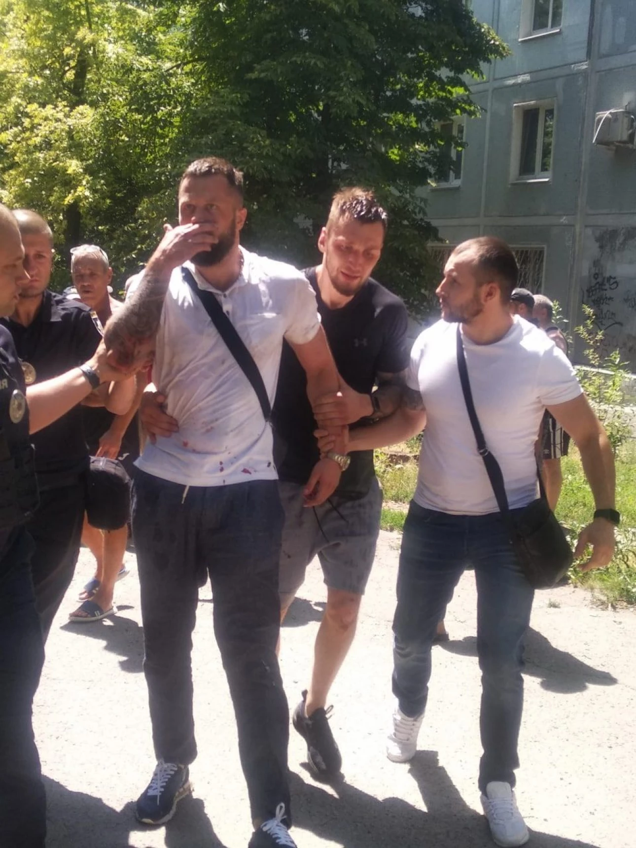 У Запоріжжі сталася страшна ДТП: водій на швидкості зніс автівки, є загиблий та постраждалі - ЗМІ. Фото