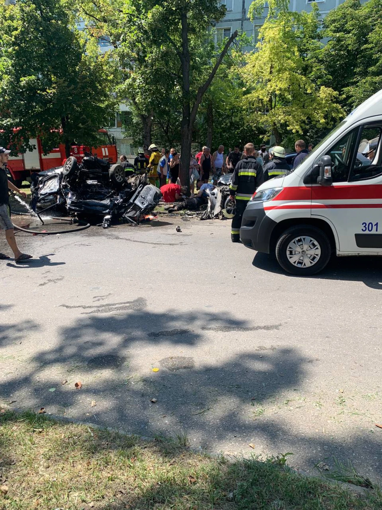 У Запоріжжі сталася страшна ДТП: водій на швидкості зніс автівки, є загиблий та постраждалі - ЗМІ. Фото