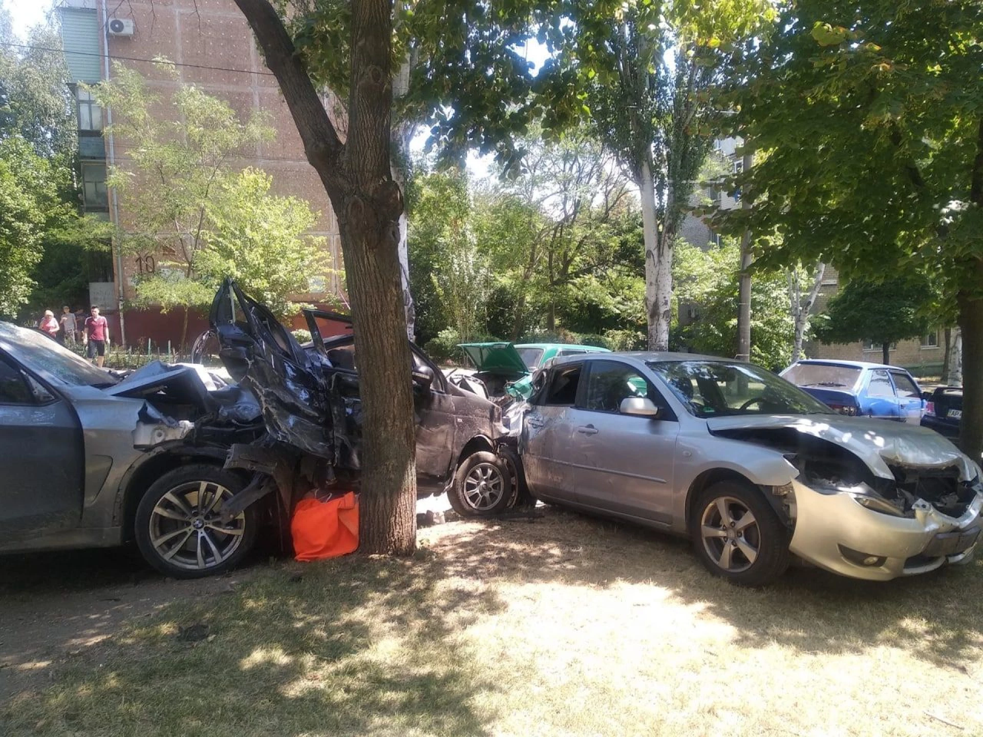 У Запоріжжі сталася страшна ДТП: водій на швидкості зніс автівки, є загиблий та постраждалі - ЗМІ. Фото