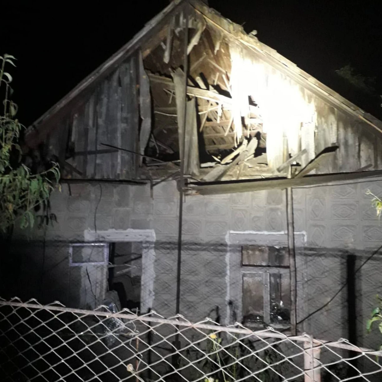 Рашисти знову гатили з «Градів» по житлових кварталах Нікополя: є поранені. Фото