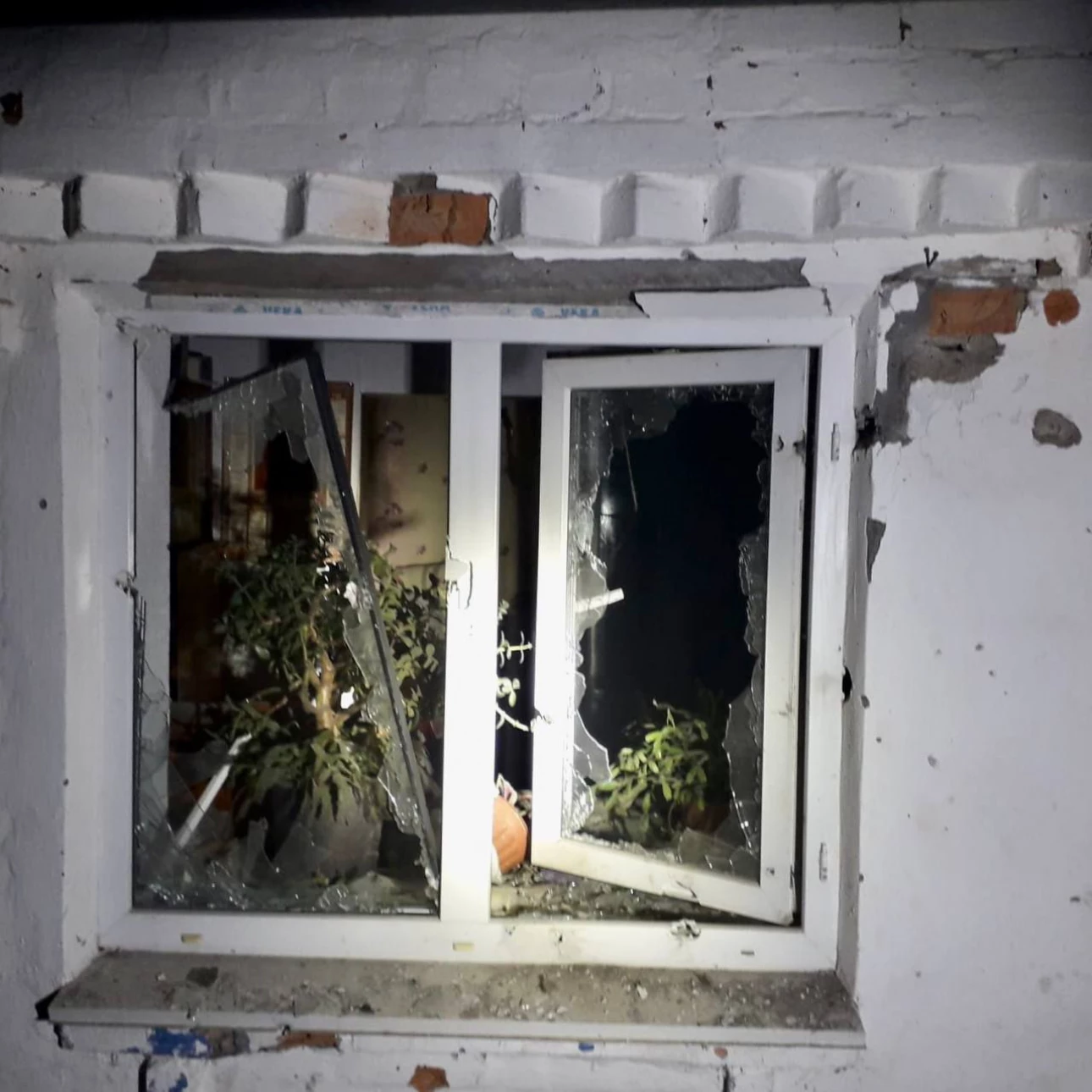Рашисти знову гатили з «Градів» по житлових кварталах Нікополя: є поранені. Фото