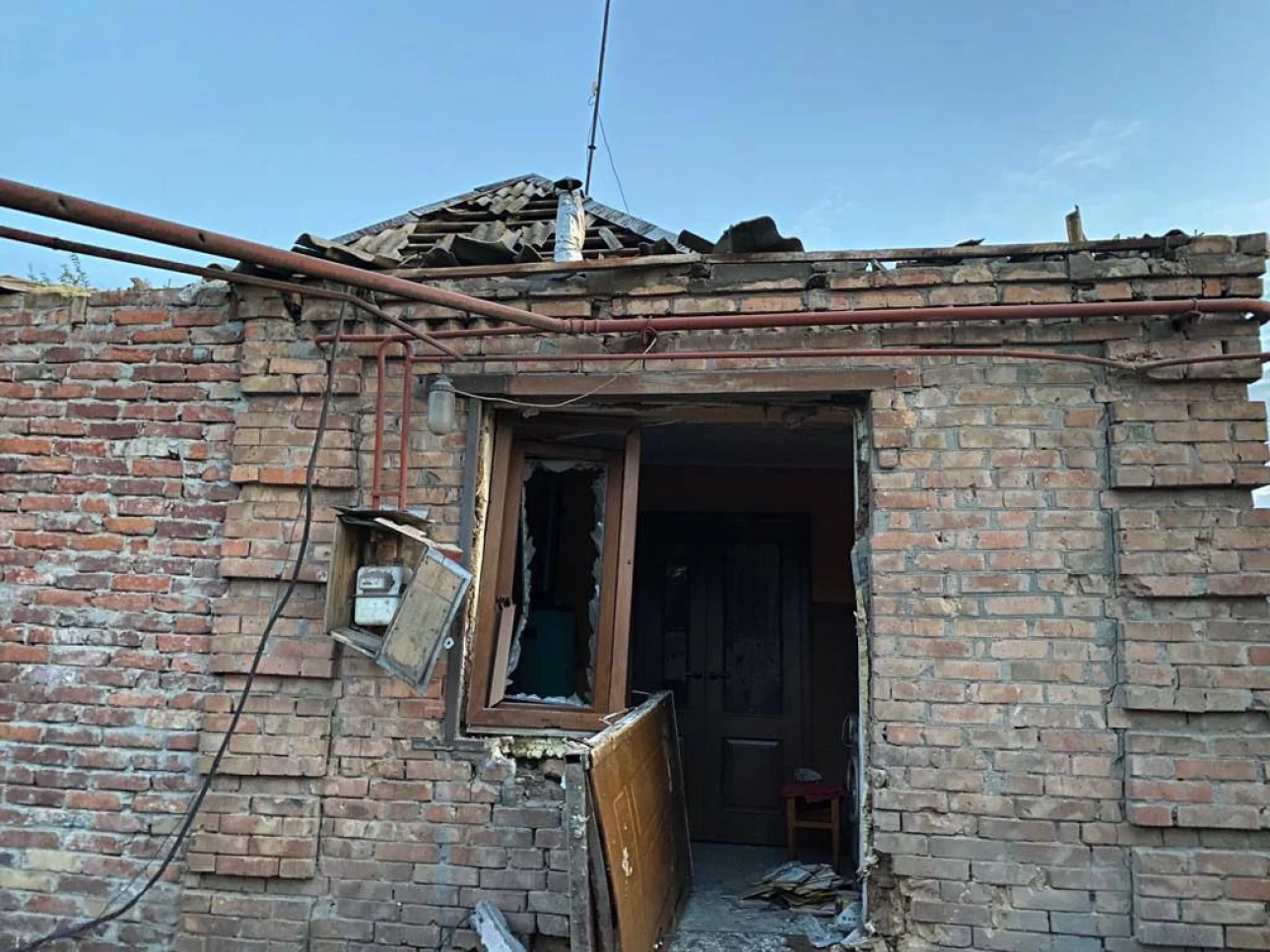Рашисти знову гатили з «Градів» по житлових кварталах Нікополя: є поранені. Фото