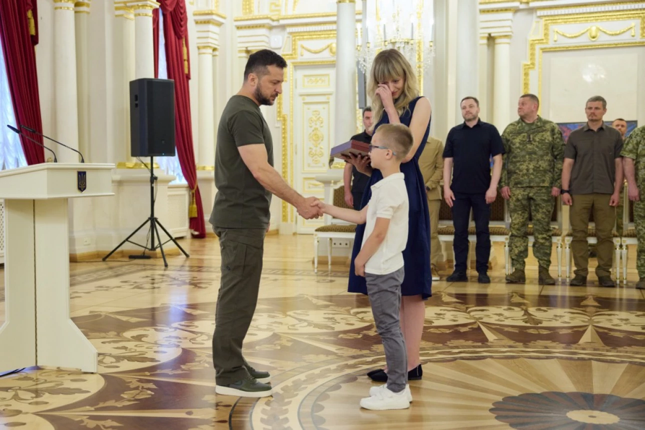 Президент вручив ордени «Золота Зірка» рідним загиблих захисників, удостоєних звання Героя України