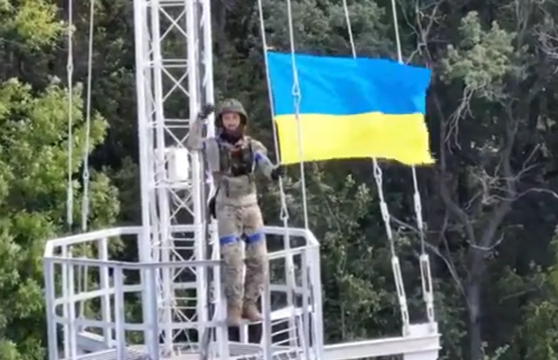 Зеленський показав відео, як над звільненим селищем підняли український прапор