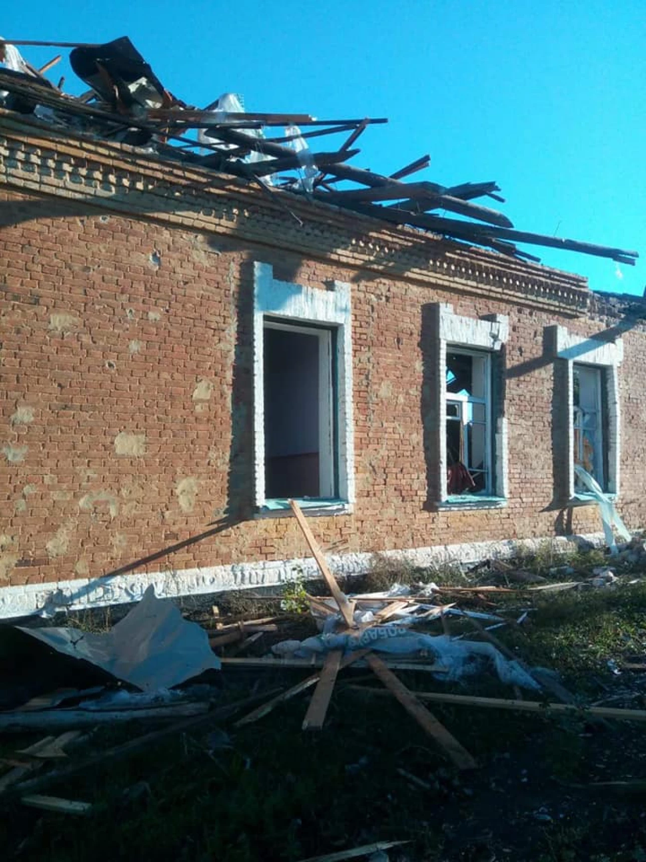 Росіяни зруйнували школи на Донеччині, пошкодили коледж і будинки. Фото