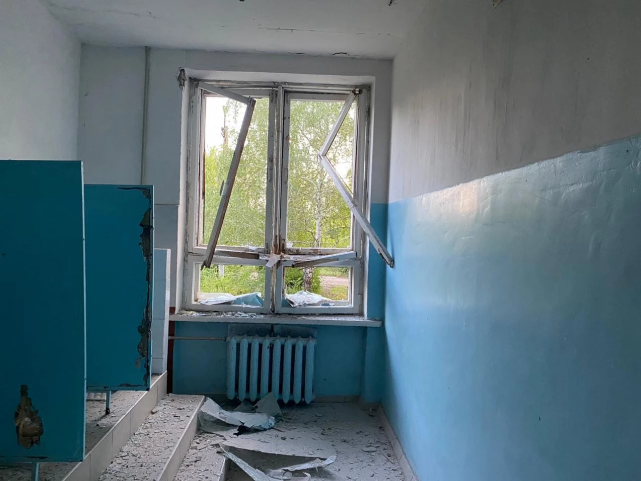 Росіяни зруйнували школи на Донеччині, пошкодили коледж і будинки. Фото