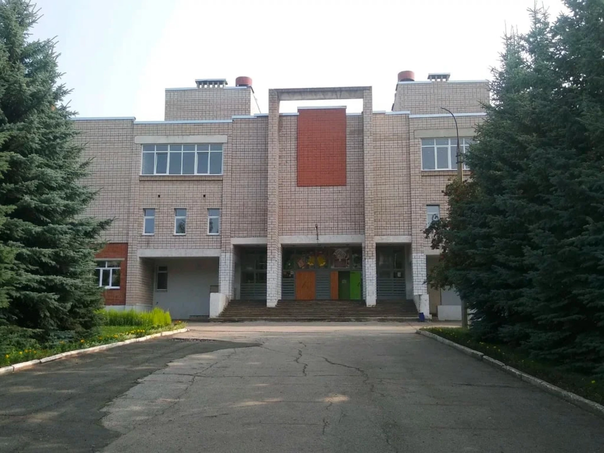 У російській школі після стрілянини загинуло 13 людей, серед них семеро дітей