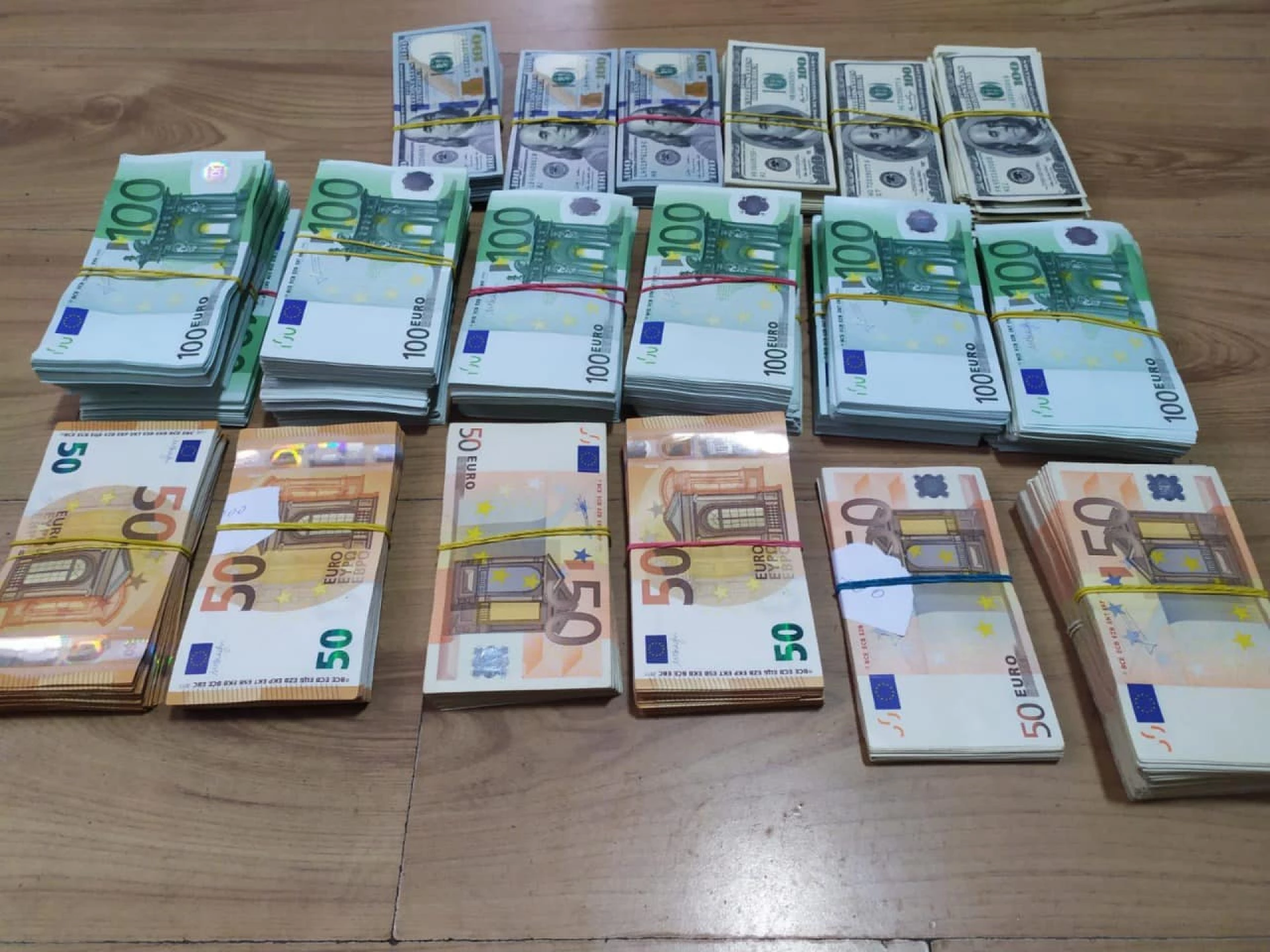 Українка їхала до Польщі у «бронежилеті», забитому валютою