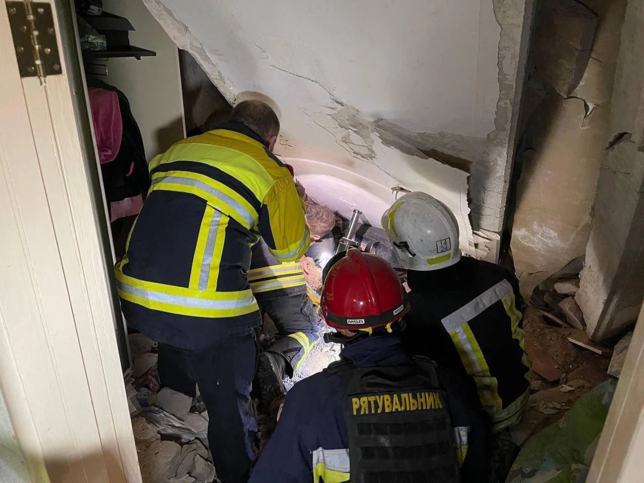 Ракети влучили у п’ятиповерхівку Миколаєва: з-під завалів дістали дитину