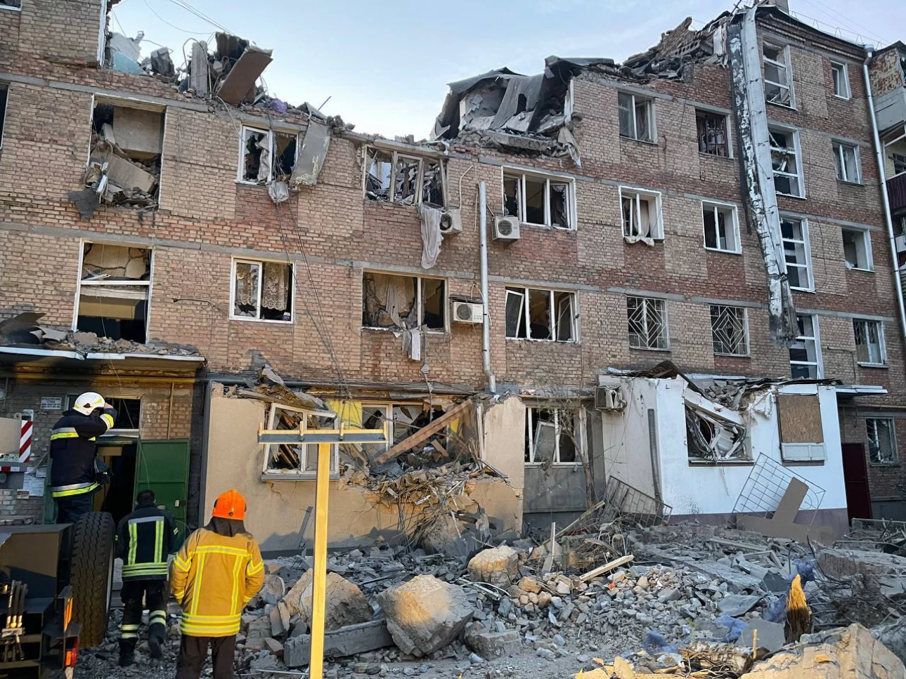 Ракети влучили у п’ятиповерхівку Миколаєва: з-під завалів дістали дитину