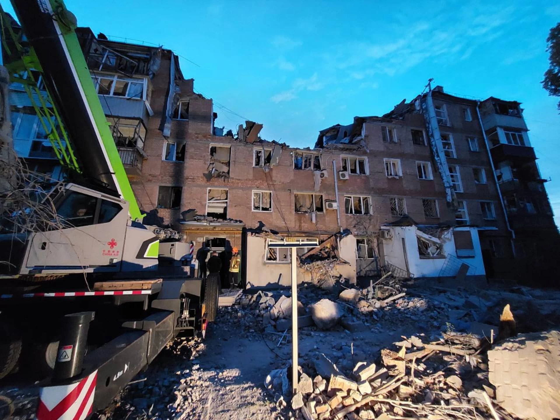 Ракети влучили у п’ятиповерхівку Миколаєва: з-під завалів дістали дитину