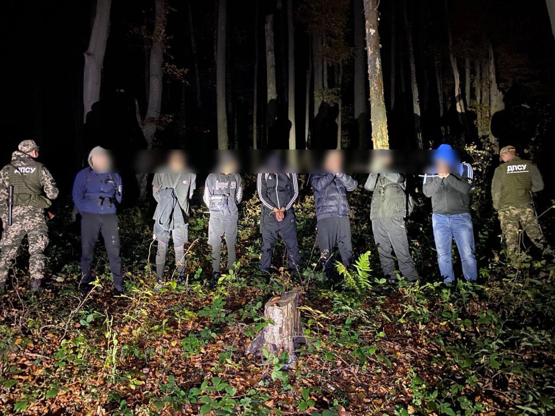 У закарпатському лісі затримали 7 чоловіків, що тікали в Словаччину