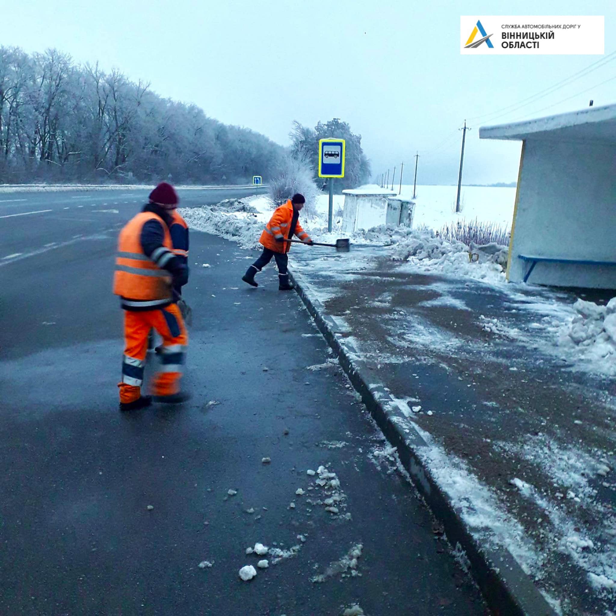 На Вінниччині розчистили від снігу зупинки вздовж трас та пішохідні переходи. Фото - фото 3