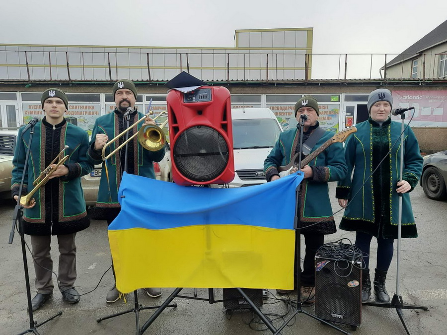 Музичний гурт «Смерека» з Вінниччини зібрав мільйон гривень для ЗСУ  - фото 7