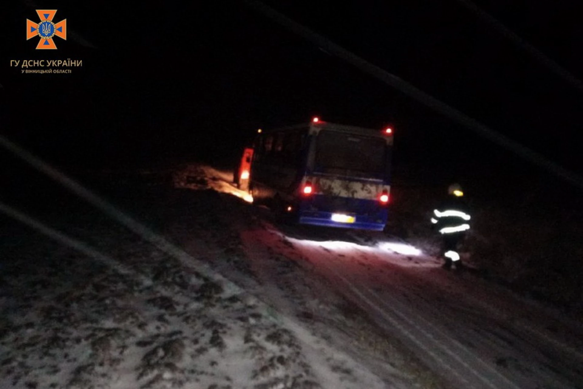 На Вінниччині рятувальники за допомогою тросу витягли з польової дороги автобус, а легковик - з кювету  