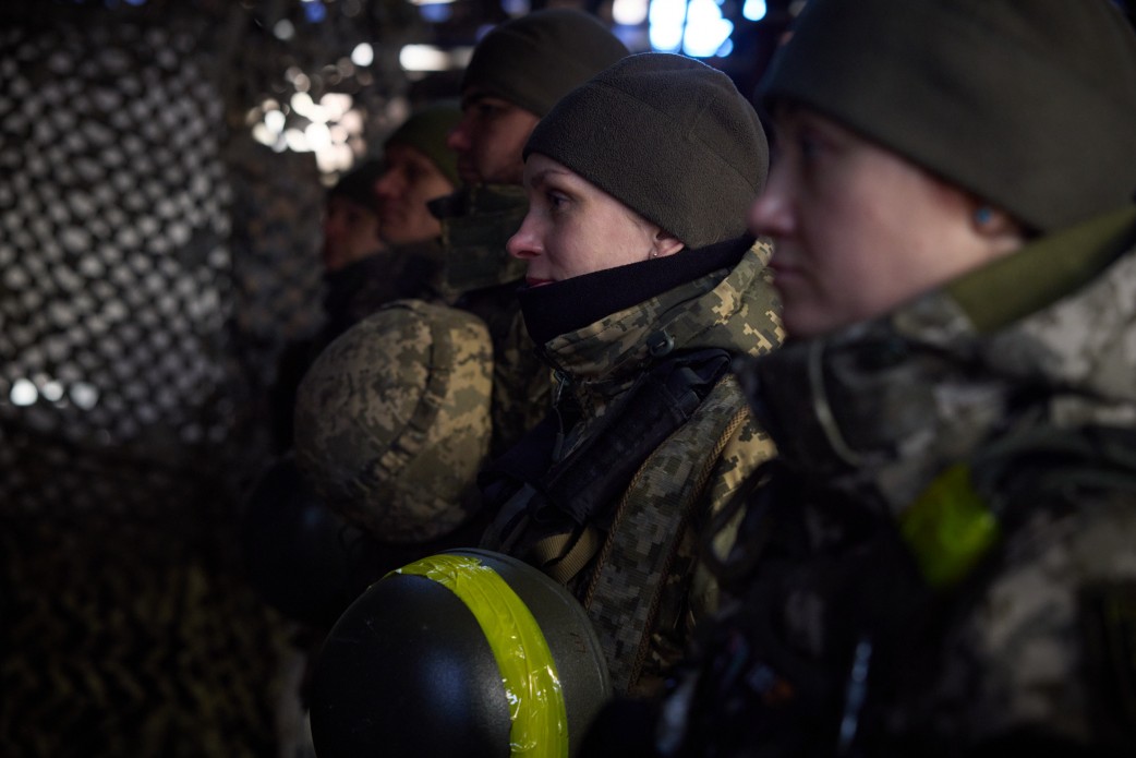 Зеленський в День ЗСУ на Донбасі з військовими. Героям України вручив орден «Золота Зірка»  - фото 3