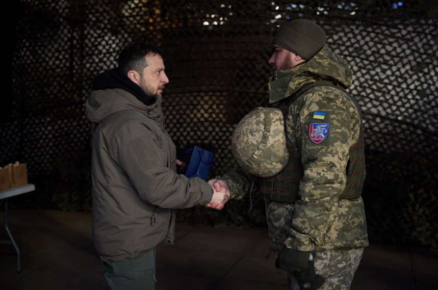 Зеленський в День ЗСУ на Донбасі з військовими. Героям України вручив орден «Золота Зірка»  - фото 6