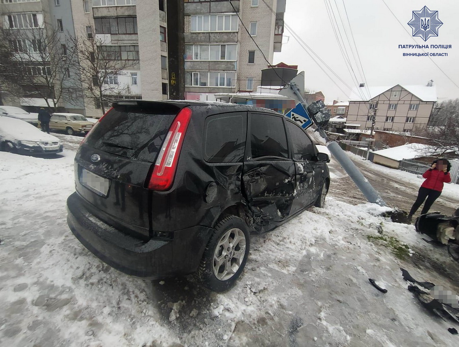 У Вінниці на перехресті Ford не поступився дорогою Lexus. Внаслідок ДТП Lexus зніс світлофор - фото 2