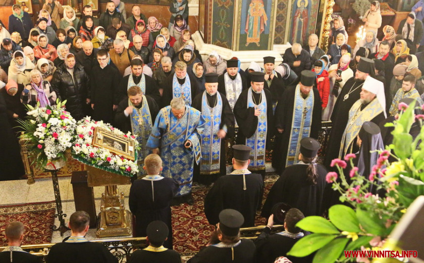  До Вінниці привезли чудотворну ікону Божої Матері, яка мироточить. Священник розповів історії зцілення - фото 8