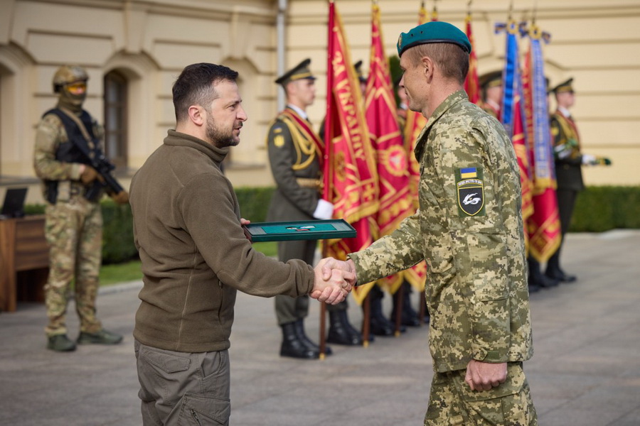 Президент вручив ордени «Золота Зірка» командувачу Повітряних сил ЗСУ та нацгвардійцю з Вінниччини  - фото 7