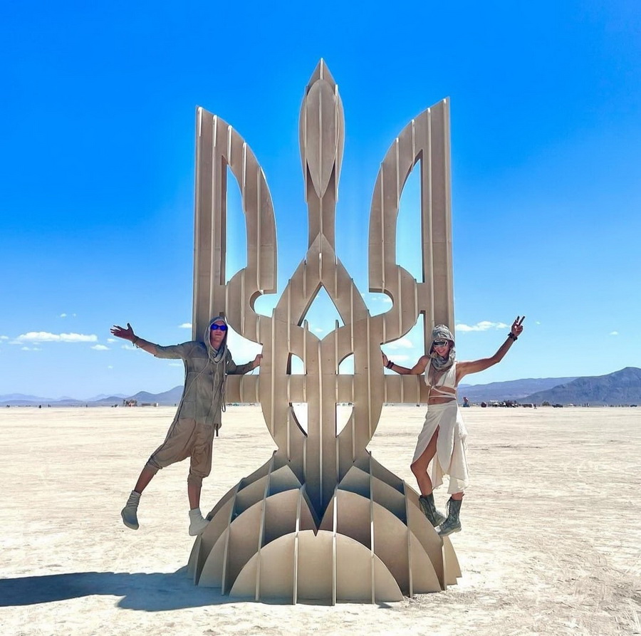 Тризуб на фестивалі Burning Man-2022 у США: п’ятиметрова інсталяція на підтримку України  - фото 5