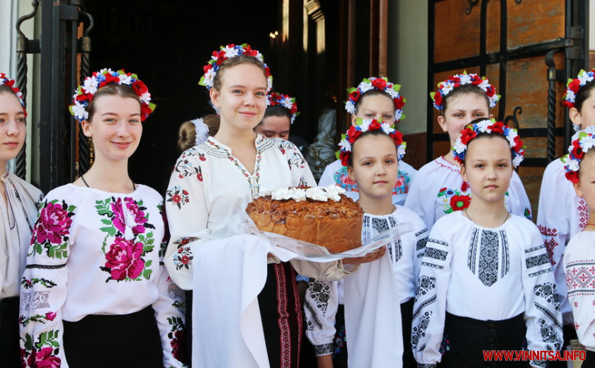  У Вінниці віряни святкують Яблучний Спас. Люди несуть до храму кошики з плодами та букети - фото 2