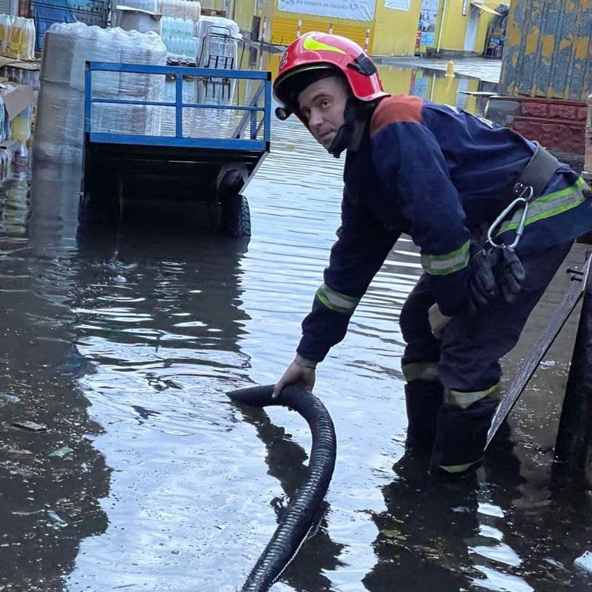 У Вінниці вечірня негода додала клопоту людям. Рятувальники відкачували воду на базарі та прибирали повалені дерева. Фото   - фото 2