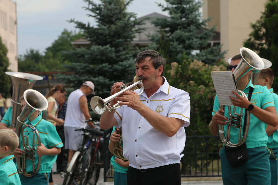 «Треба допомагати армії!»: У Вінниці дитячий духовий оркестр з Браїлова збирає гроші для ЗСУ