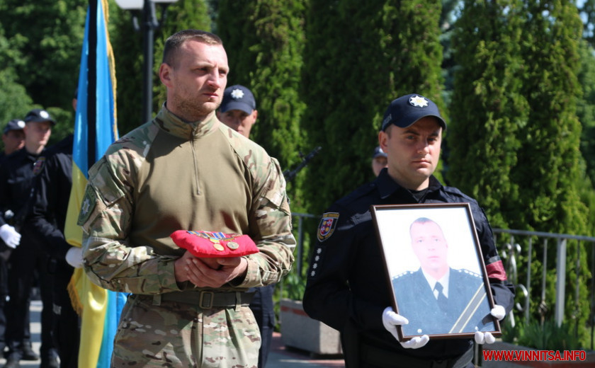 Біль, сум і сльози. Десятки тисяч людей у Вінниці віддали шану дев’яти офіцерам спецпідрозділу поліції, які загинули захищаючи Україну - фото 8