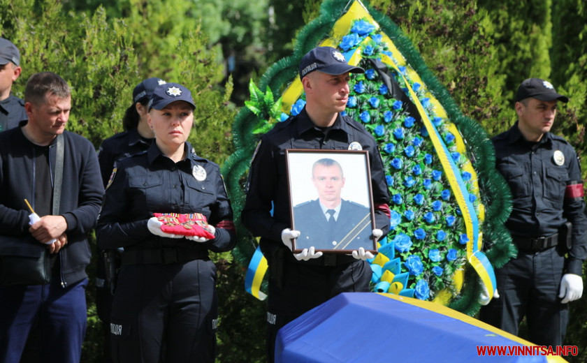 Біль, сум і сльози. Десятки тисяч людей у Вінниці віддали шану дев’яти офіцерам спецпідрозділу поліції, які загинули захищаючи Україну - фото 10